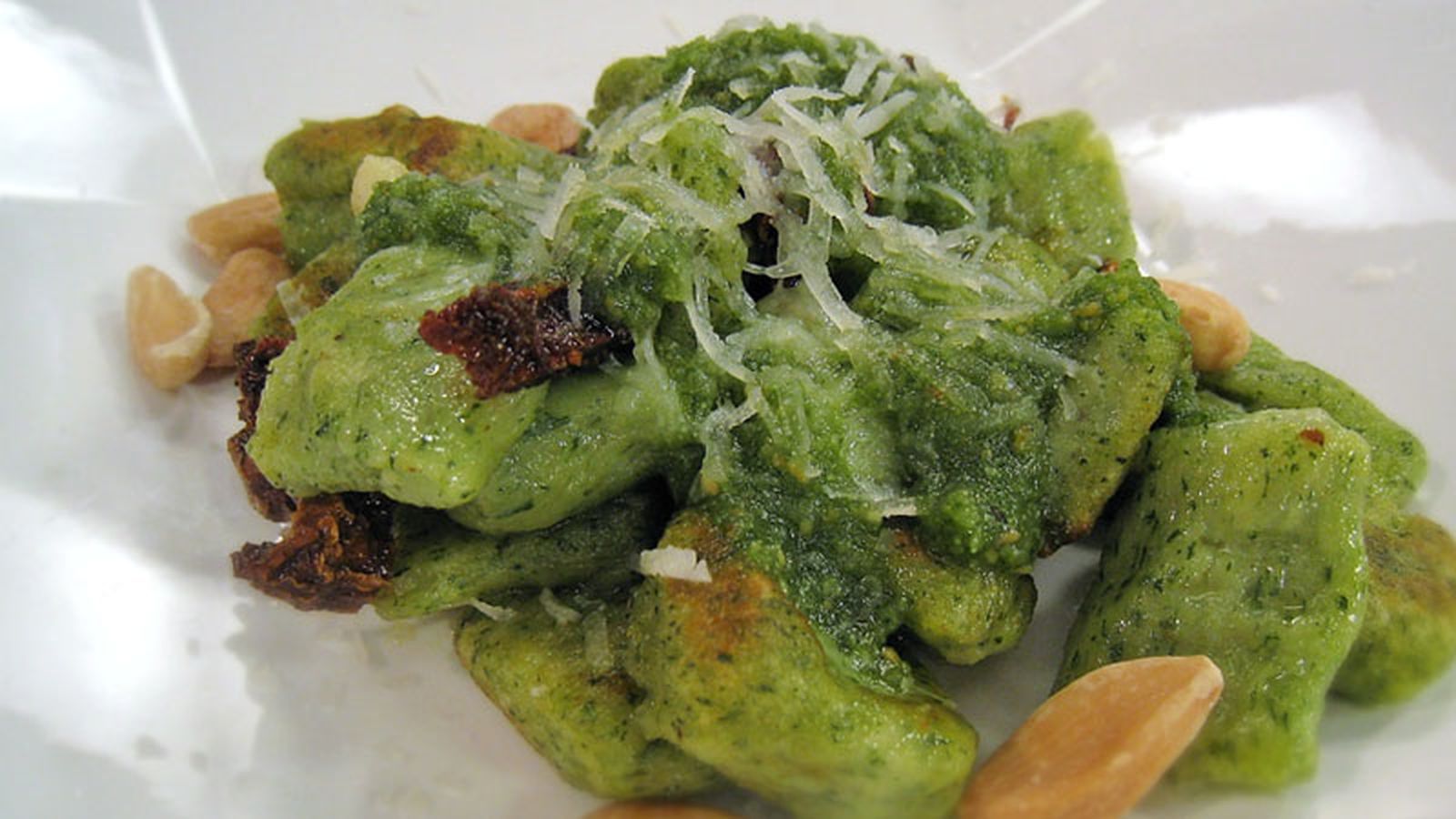 800x450 Cómetelo (pasta de espinacas con pesto y queso)