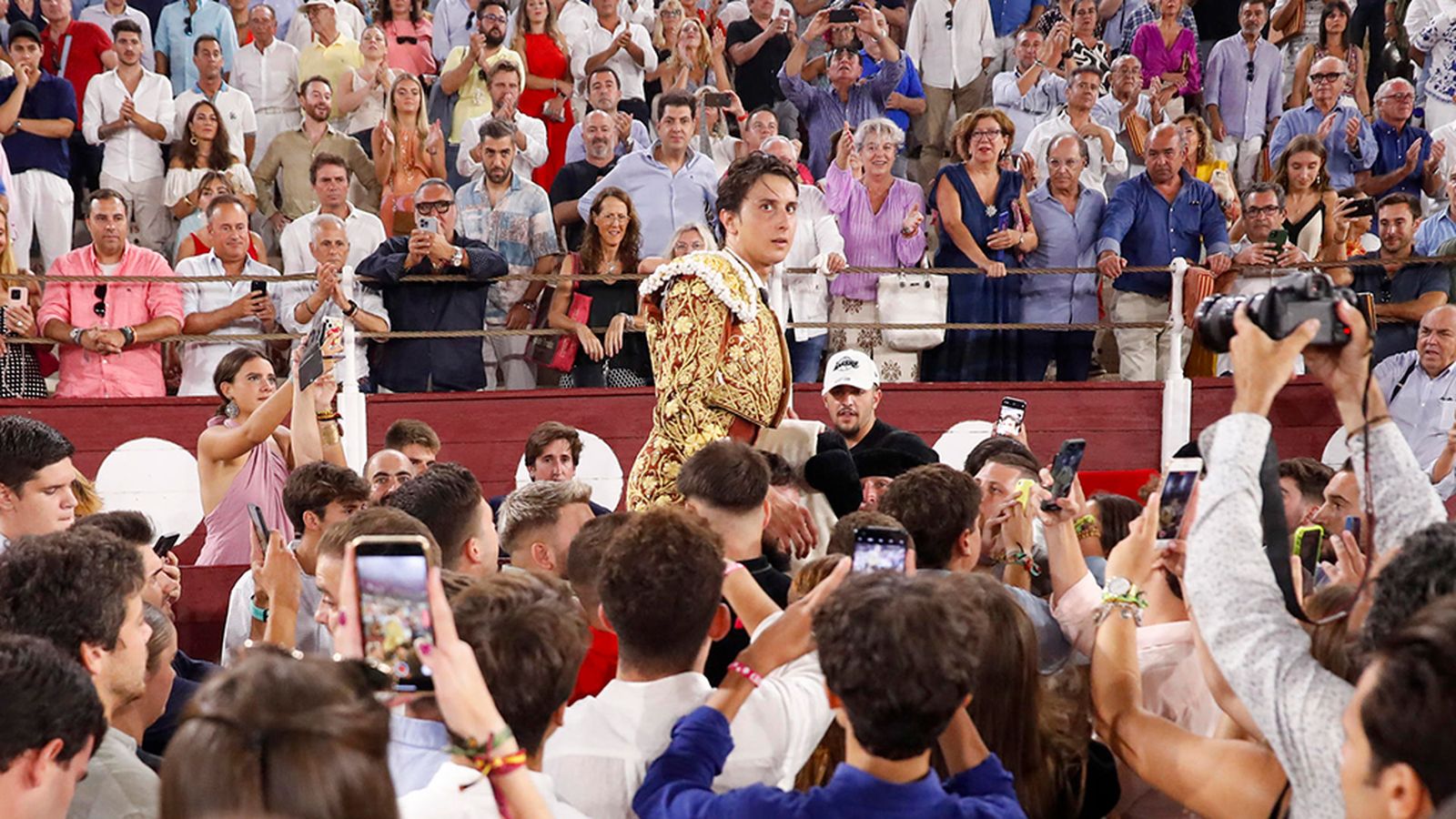 Roca Rey sale por la puerta grande en Málaga
