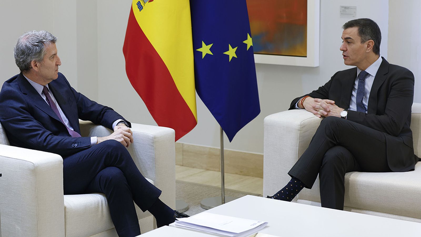 Sánchez y Feijóo en Moncloa sentados