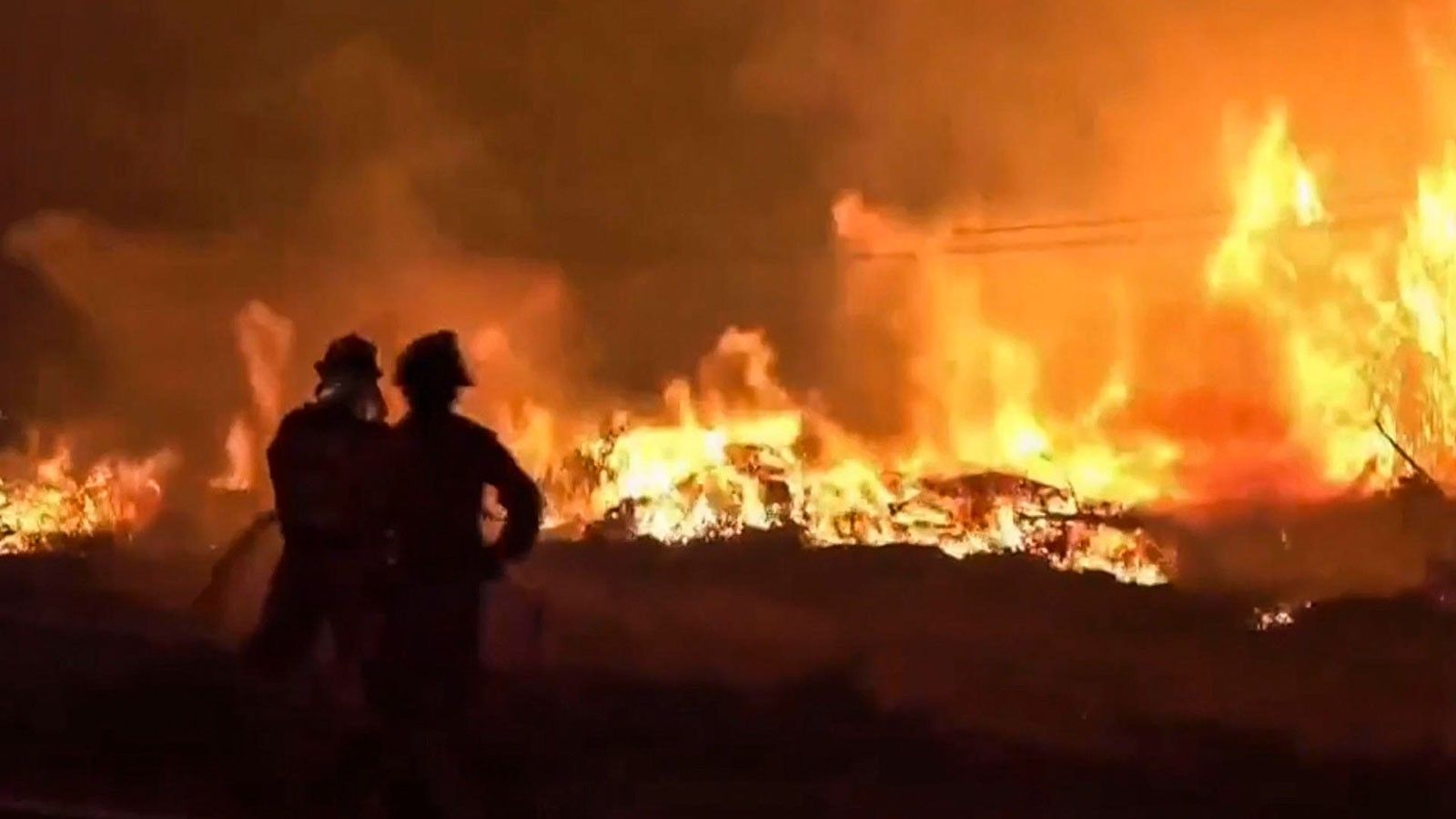 Bomberos voluntarios de Andalucía luchan contra el fuego en Ávila