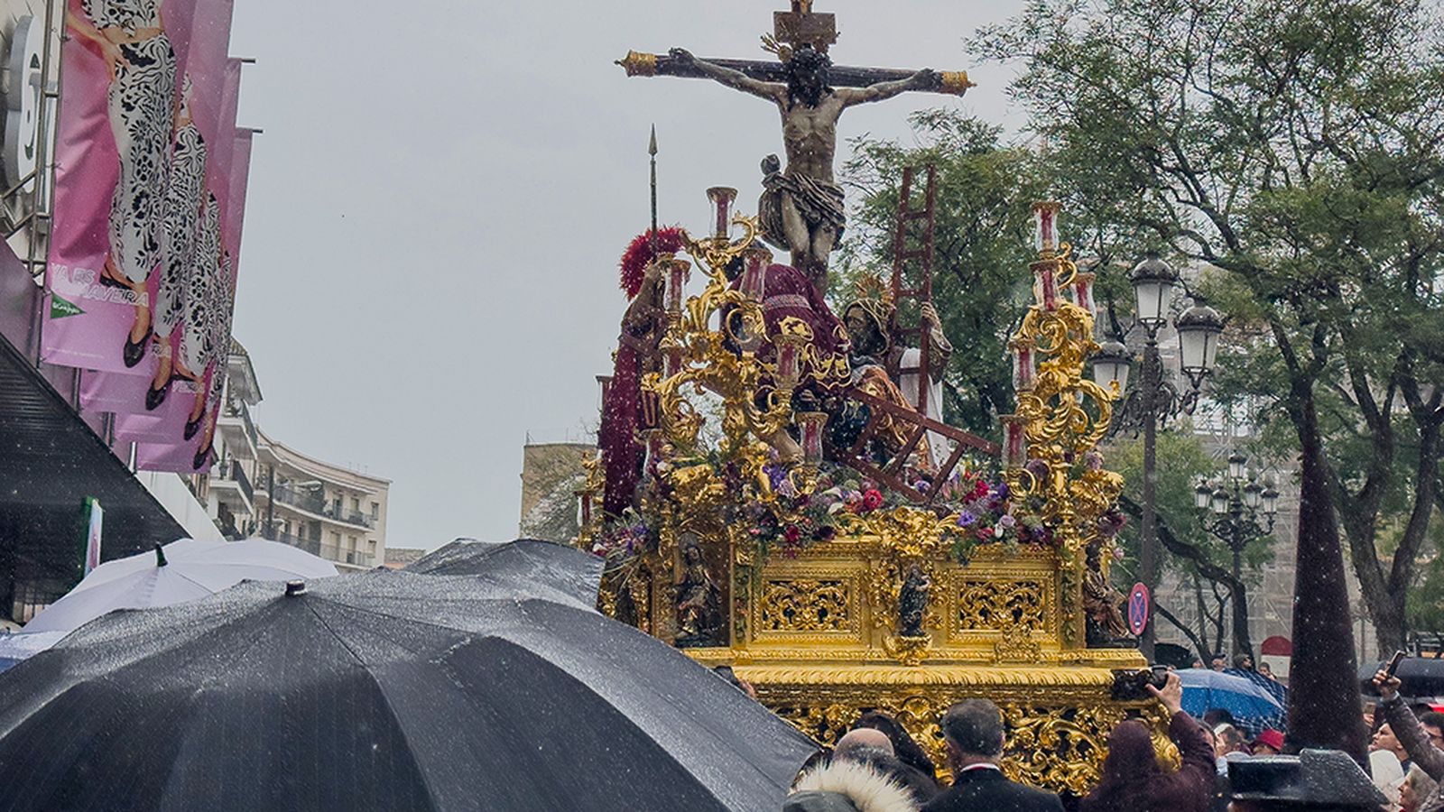 La lluvia rompe el miércoles santo