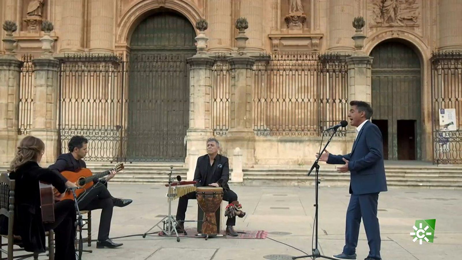 Valderrama canta en directo Para tus manos, frente a la catedral de Jaén