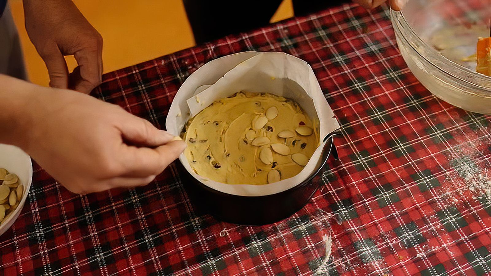 Elaboramos un dulce bizcocho escocés en  Tebas, el Dundee Cake