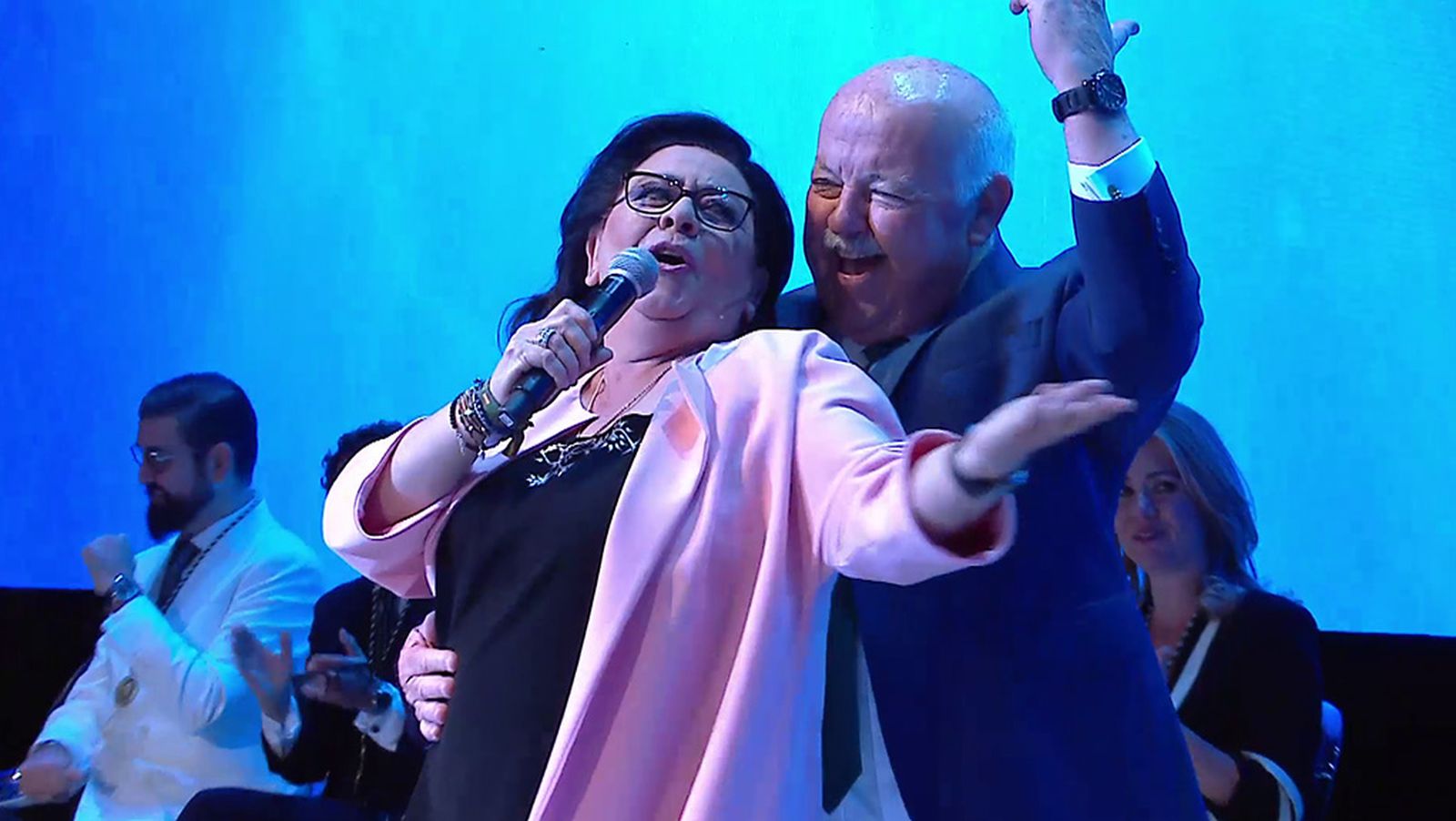 María del Monte y Jesús Aguirre bailan sevillanas