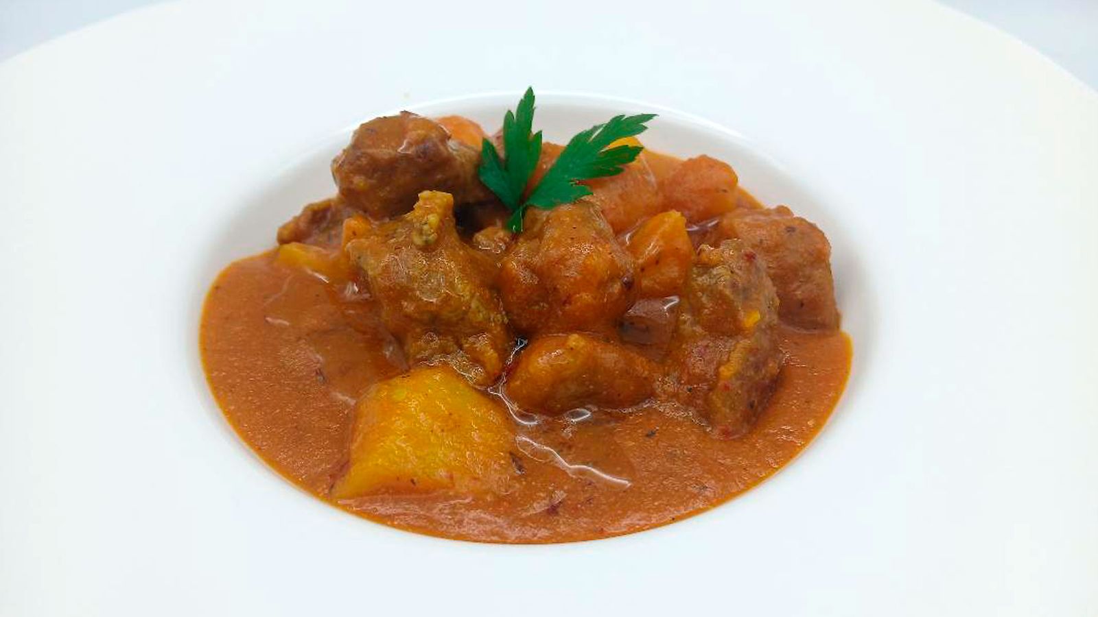 "Cómetelo", cordero en salsa con patatas