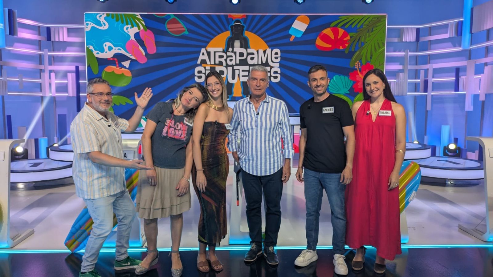 Concursantes de "Atrápame si puedes" con Manolo Sarria.