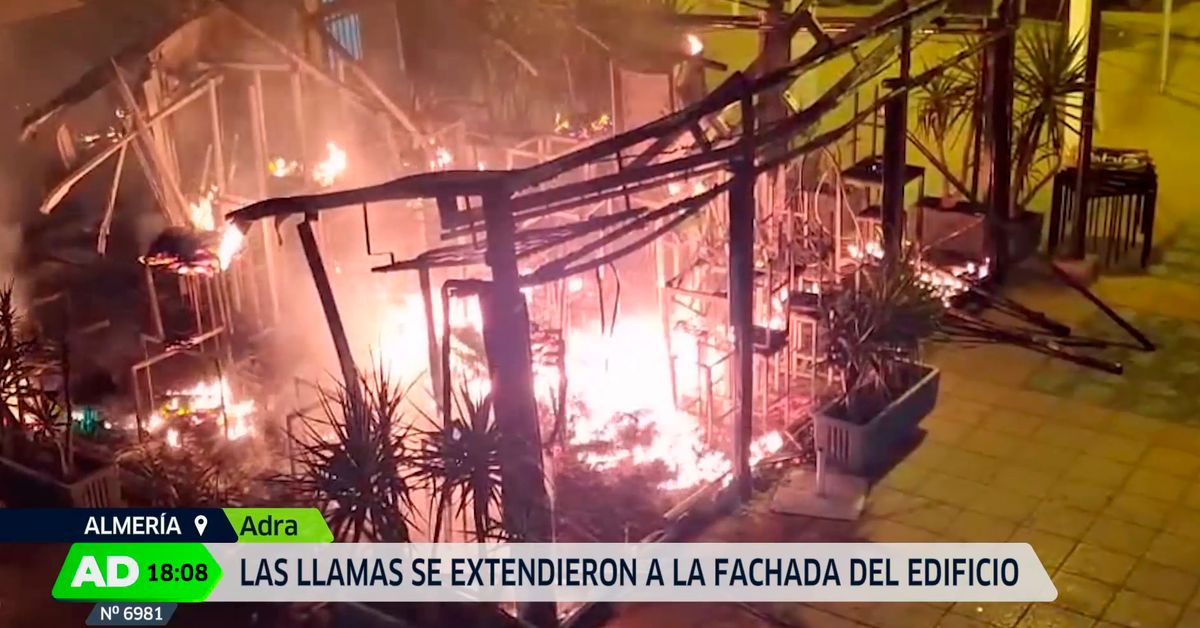 Susto en Adra al arder de madrugada la terraza de un bar