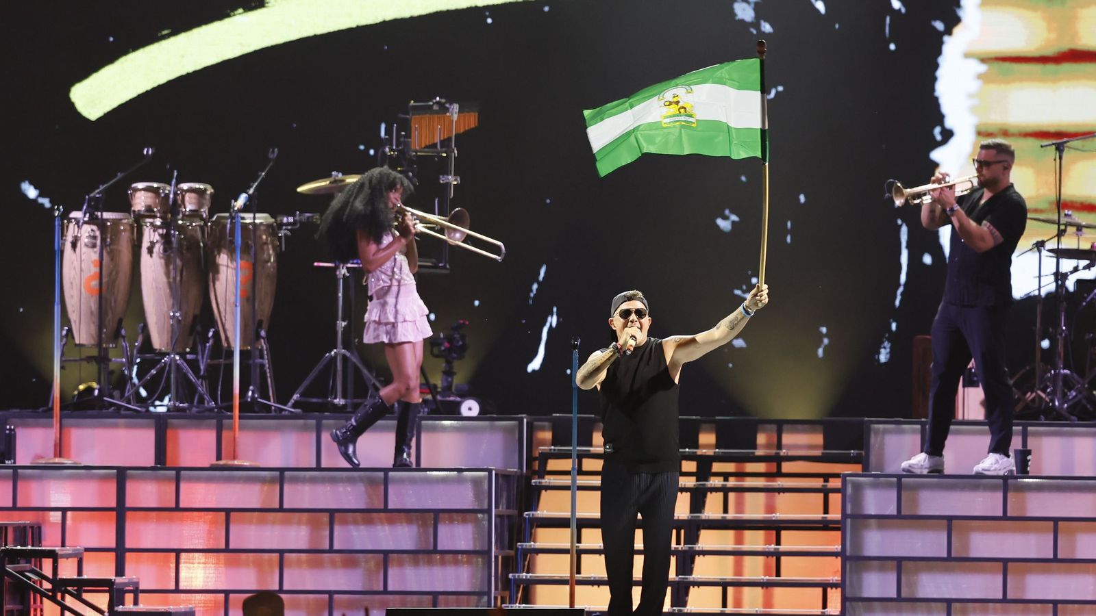 Alejandro Sanz ondea la bandera andaluza en La Cartuja.