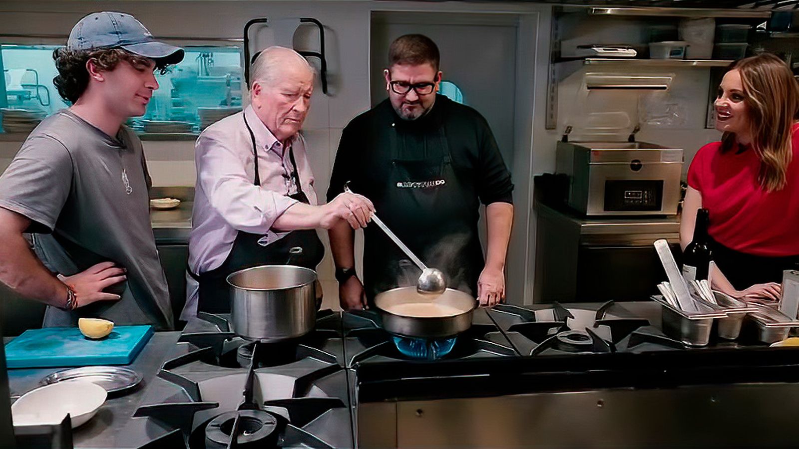 El chef Dani García y el abuelo Manuel, mano a mano en la cocina