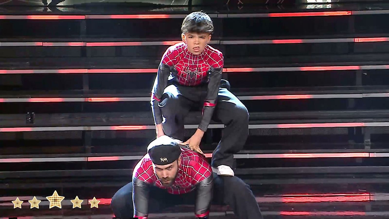 Los superhéroes bailan break dance con el grupo Identify