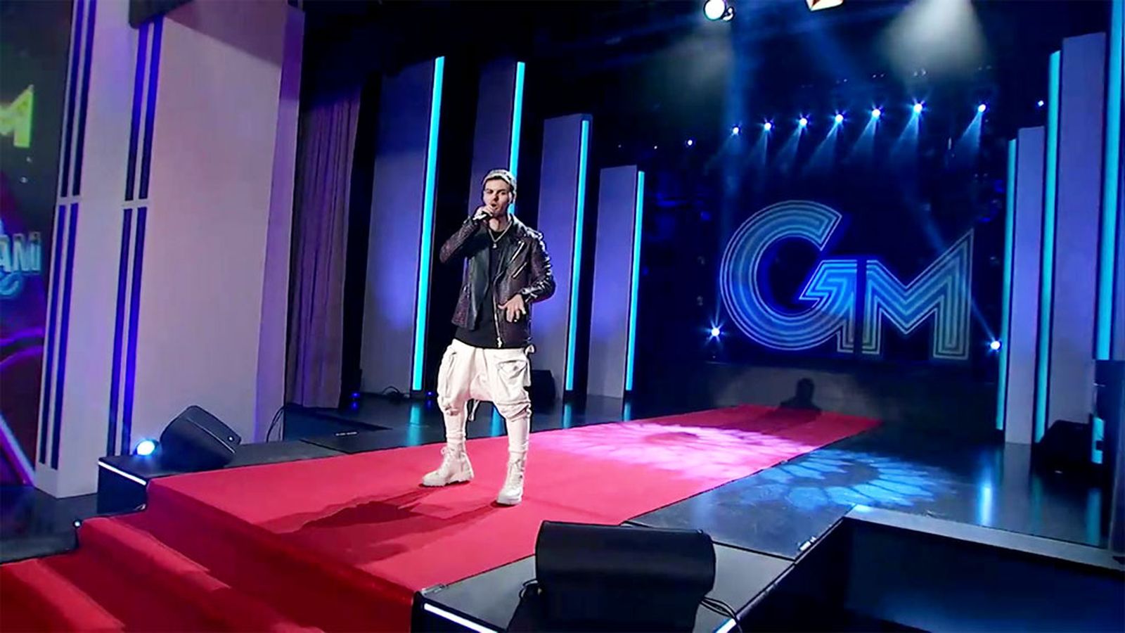 Abraham Mateo canta Quiero decirte tras recibir el premio por su cámara oculta más viral