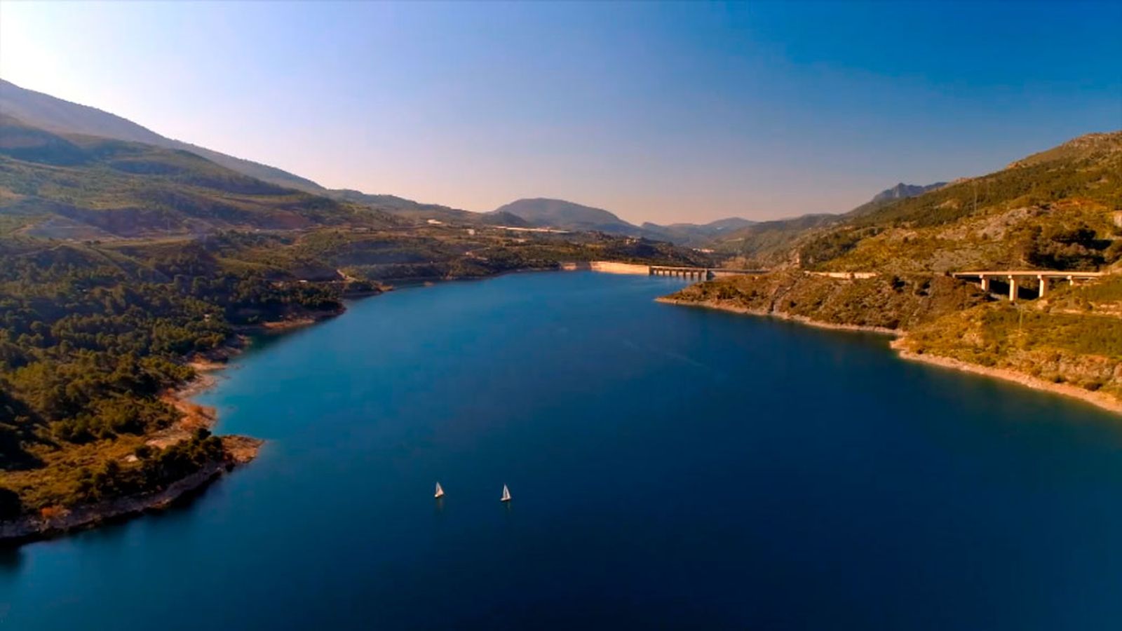 El embalse de rules recoge las aguas de la vertiente sur de Sierra Nevada