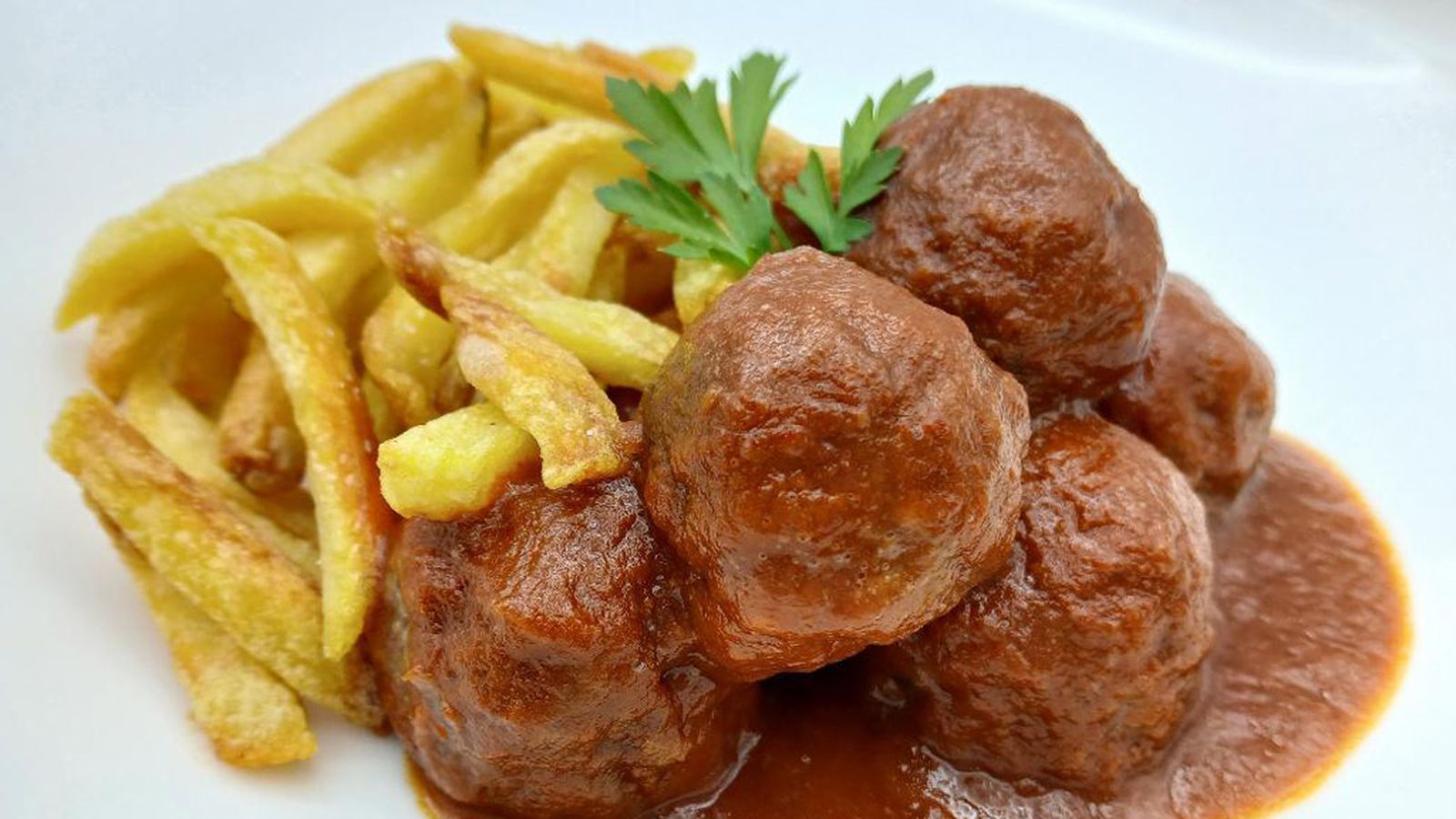 Cómetelo 22 sept 2025 Albóndigas en salsa de pimientos1024x576