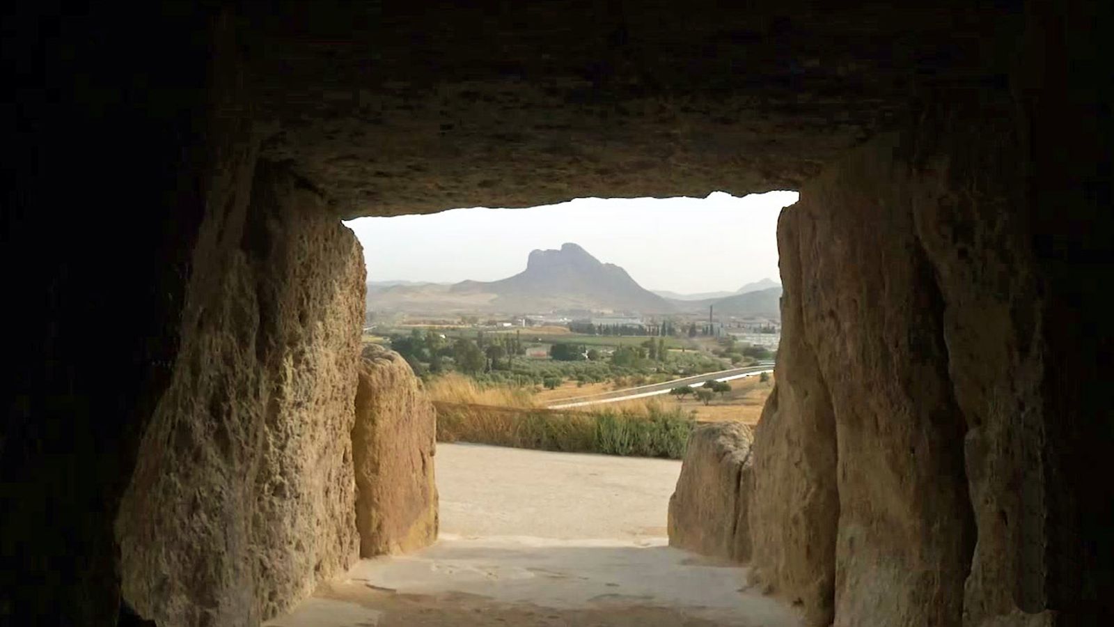 Dolmen de Menga una puerta a la peña de los enamorados