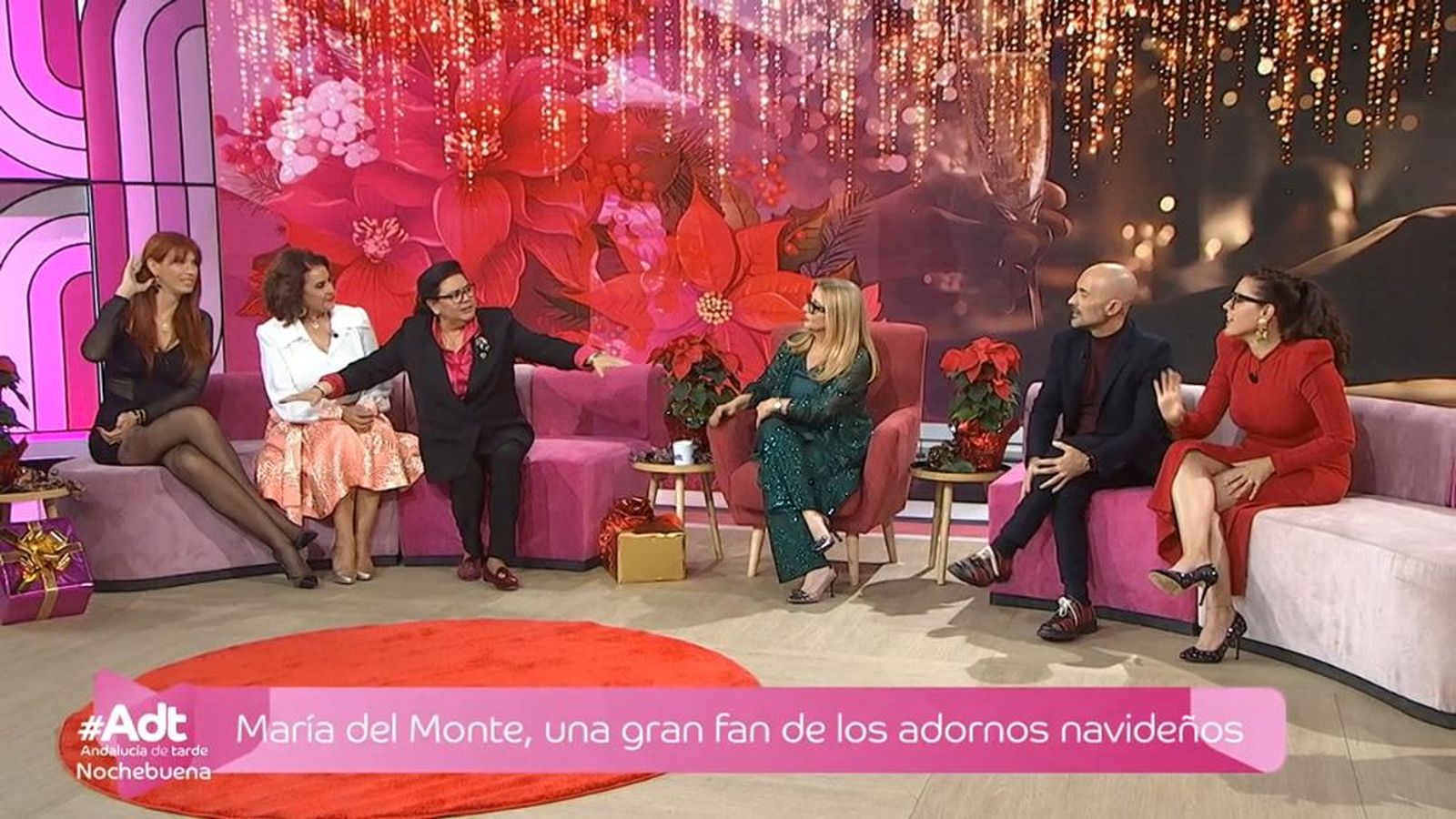 María del Monte monta un pueblo navideño en el salón de su casa