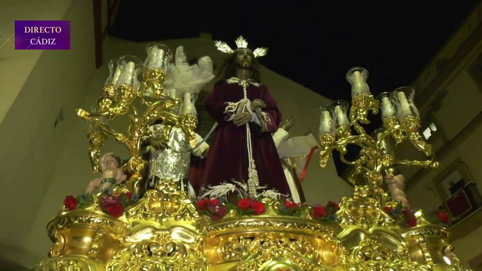 Acompañamos al Señor de La Sentencia por su barrio de Santa María en Cádiz