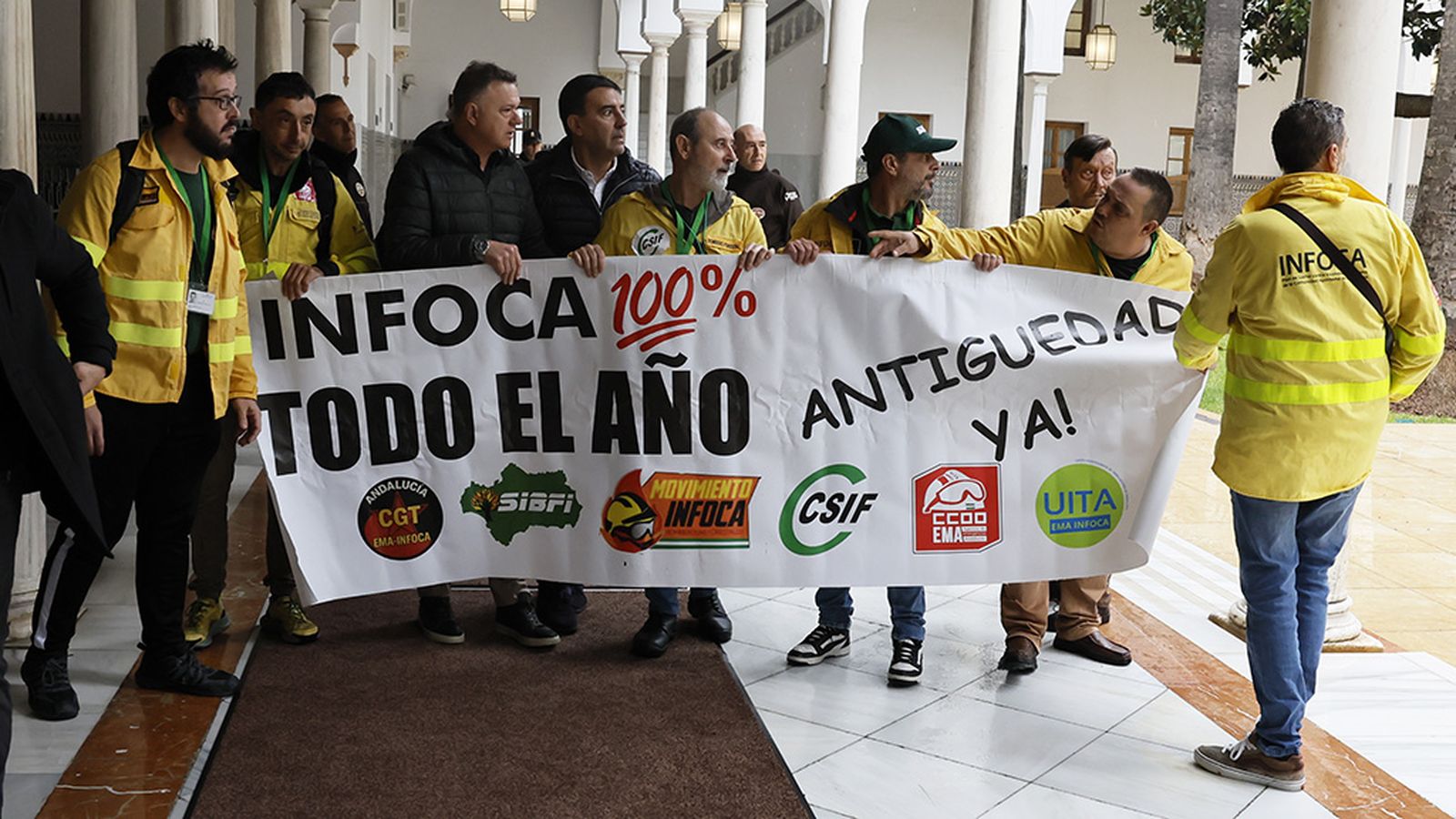 Protesta de trabajadores del Infoca en el Parlamento