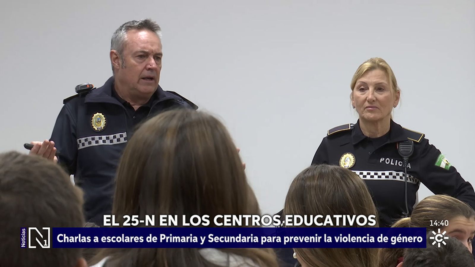 Policías explican la igualdad en colegios de Cádiz
