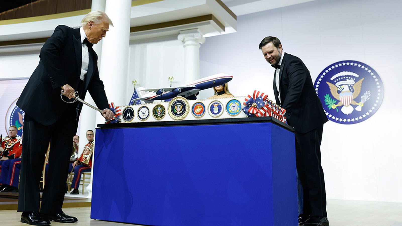 Trump y el vicepresidente con una tarta en forma de avión