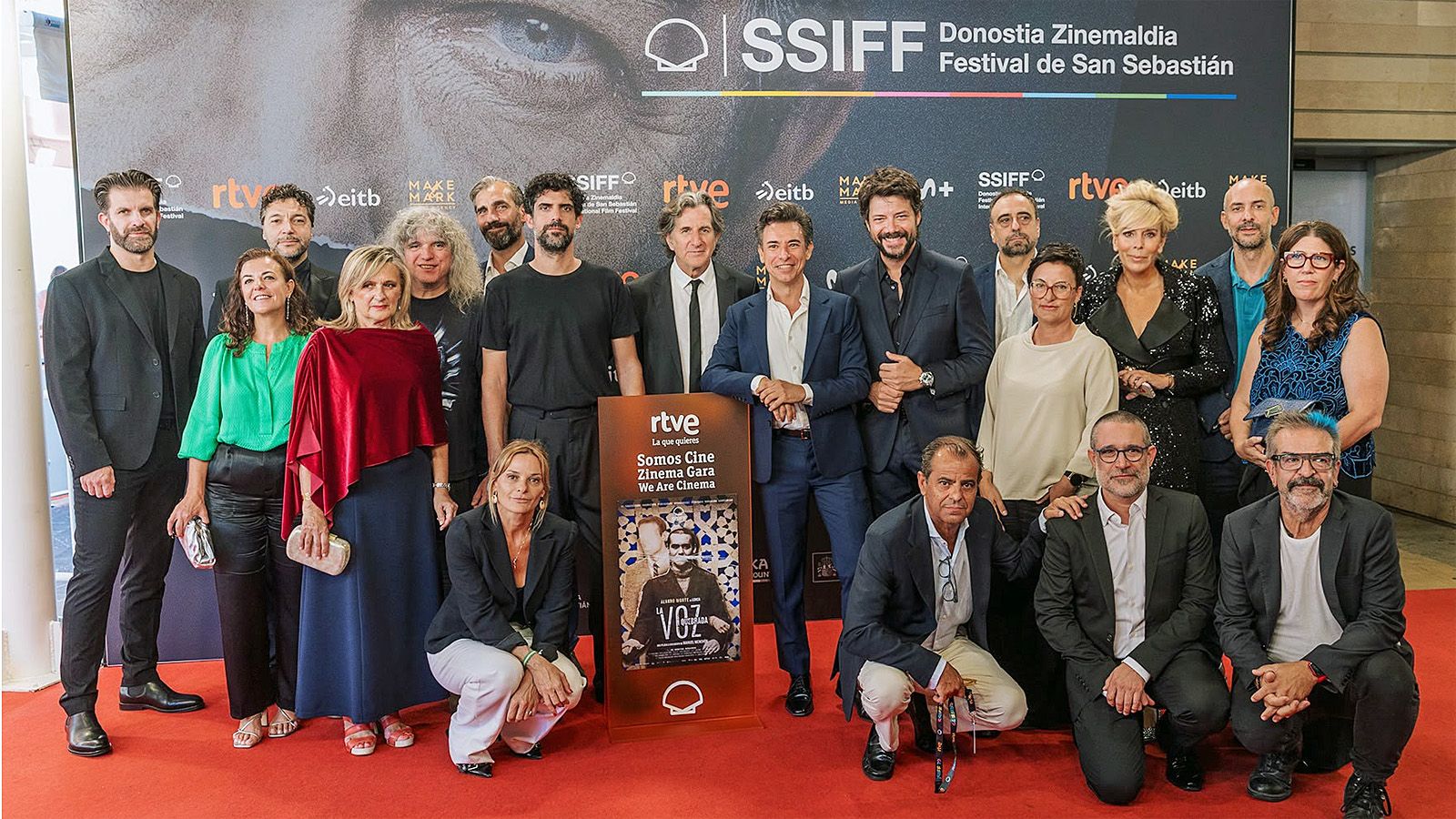 El director y la directora adjunta de CSRTV, en el photocall junto a los responsables de TVE y miembros del equipo de "La Voz quebrada"