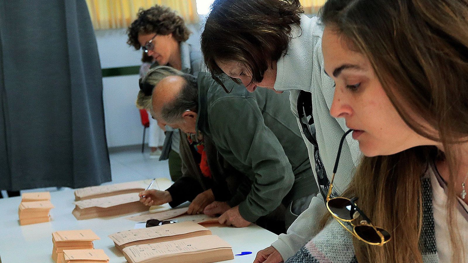 mujeres votando