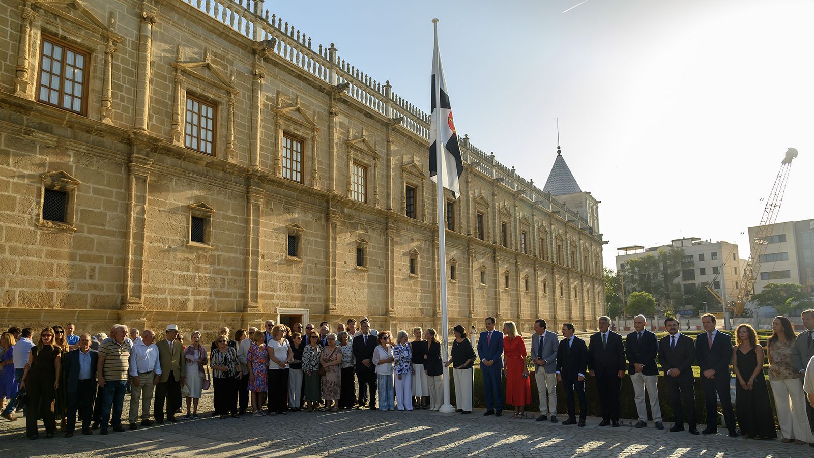 El Parlamento andaluz iza la bandera de Ceuta.