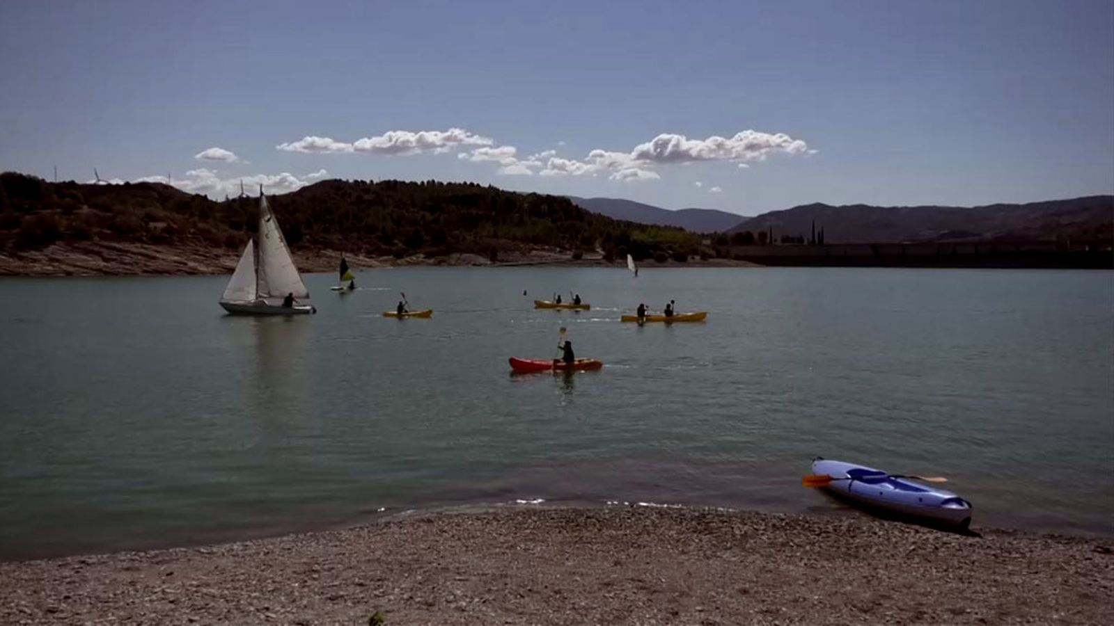 Lanjarón, un lugar para relajarse en su balneario y hacer acuatrekking en el Valle de Lecrín