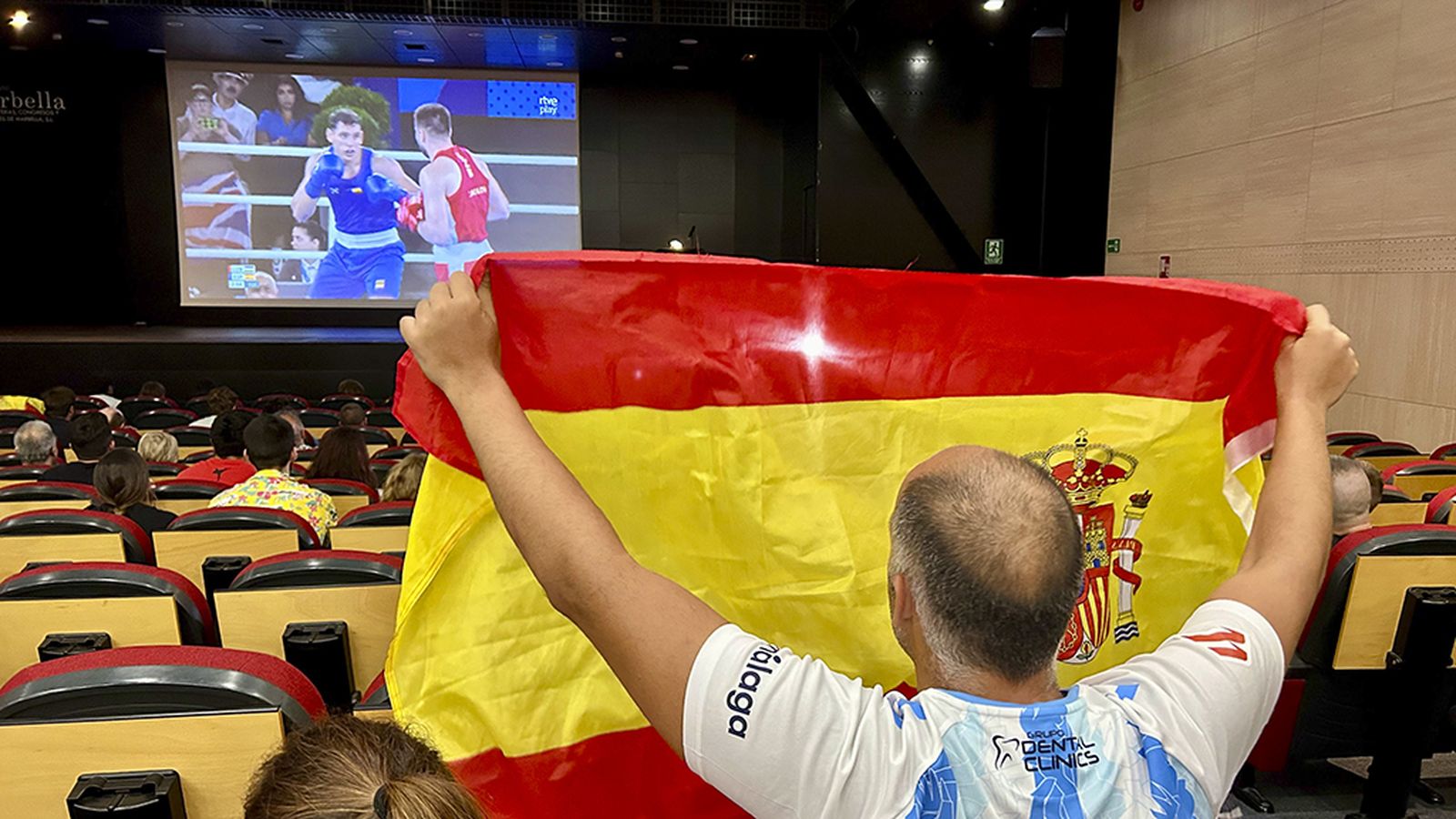 Marbella vibró con la gran actuación del joven boxeador Ayoub Ghadfa
