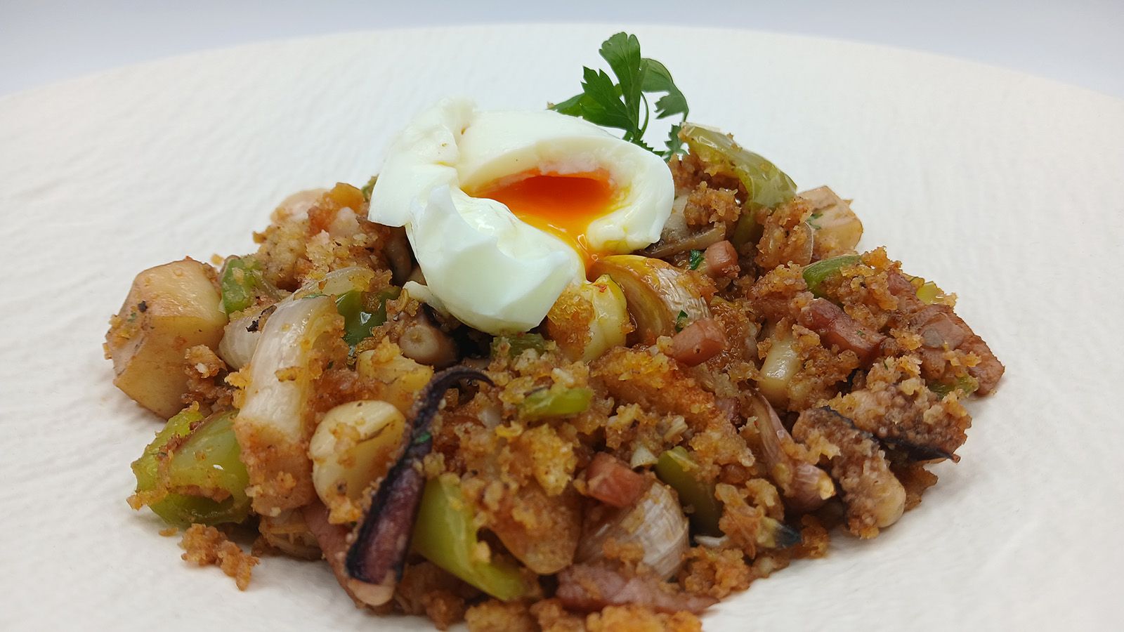 "Cometelo": Migas con gambones y caldito de almejas