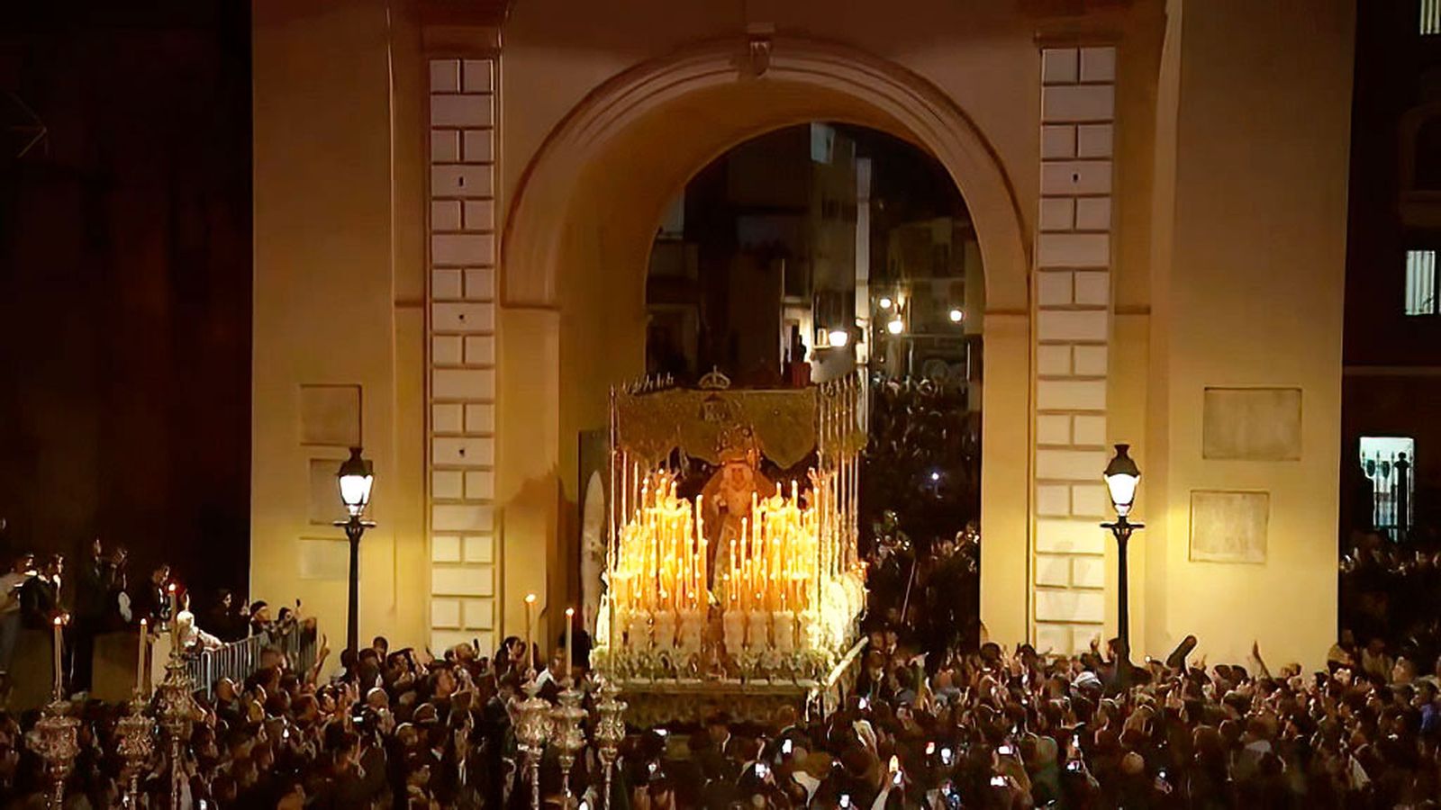 La salida de las Esperanzas Macarena y de Triana, el punto álgido de la Madrugá sevillana