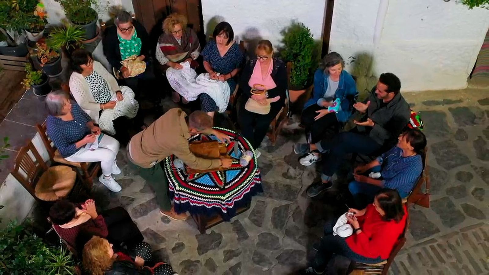 Los compadres aprenden a hacer croché con un grupo de mujeres de Bubión