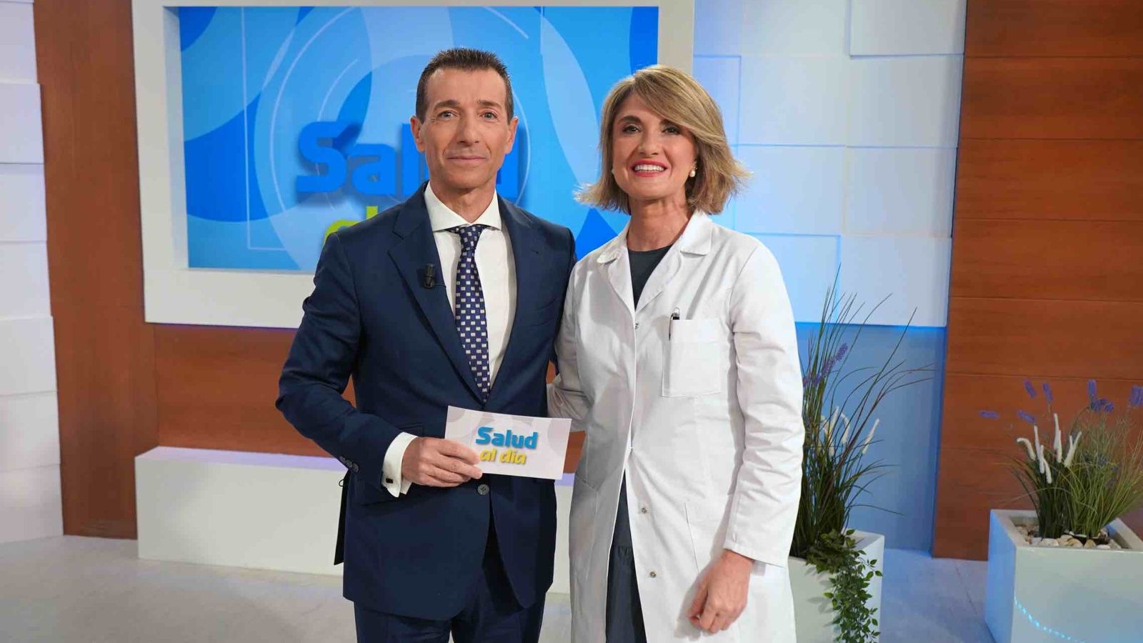 Roberto Sánchez y la doctora Sara López Martín-Prieto en "Salud al Día".