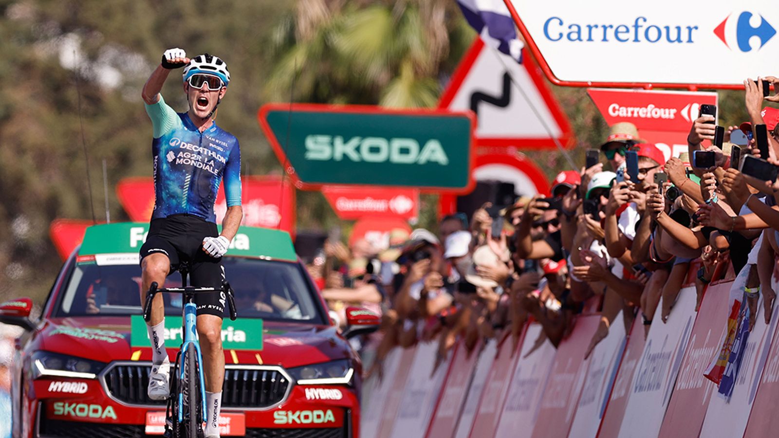 Ben O'Connor celebra su victoria en Yunquera
