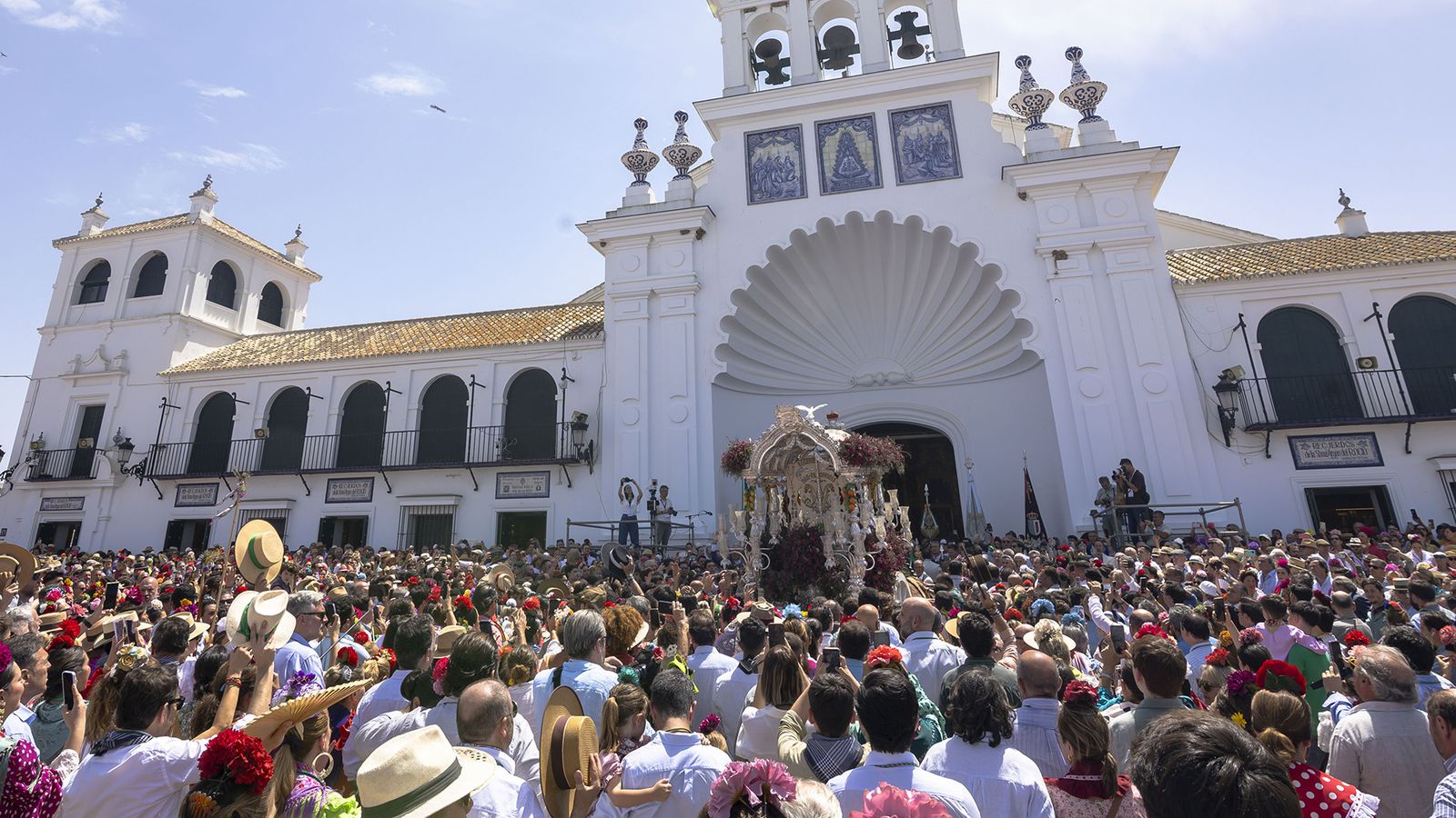 Emoción y mucho calor en El Rocío en la segunda jornada de presentación de hermandades
