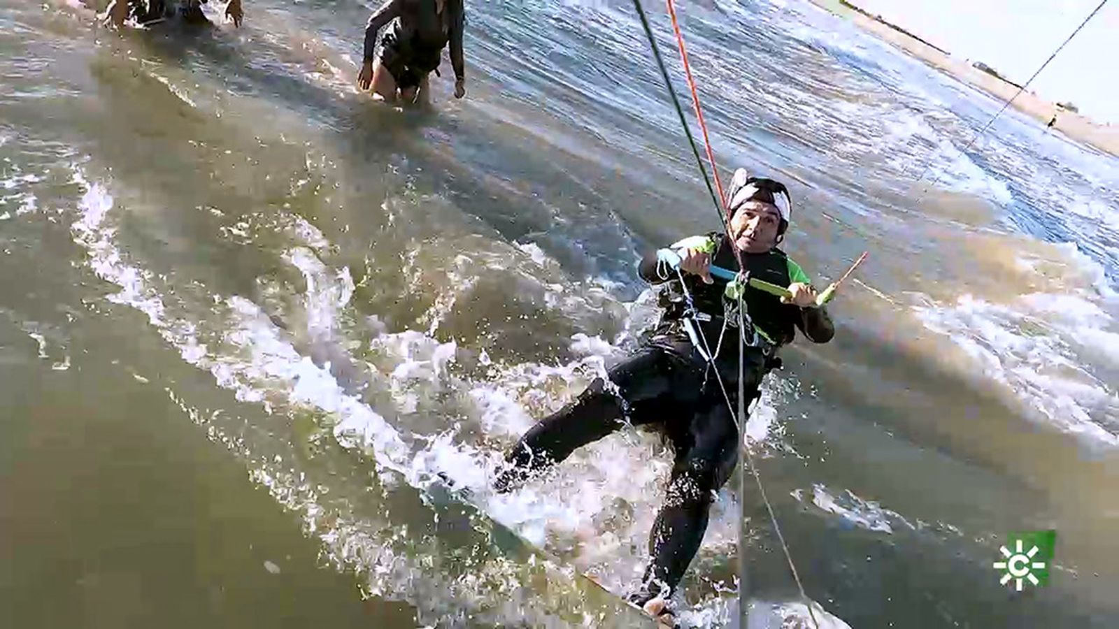 Alberto y Alfonso, en la cresta de la ola con el kitesurf