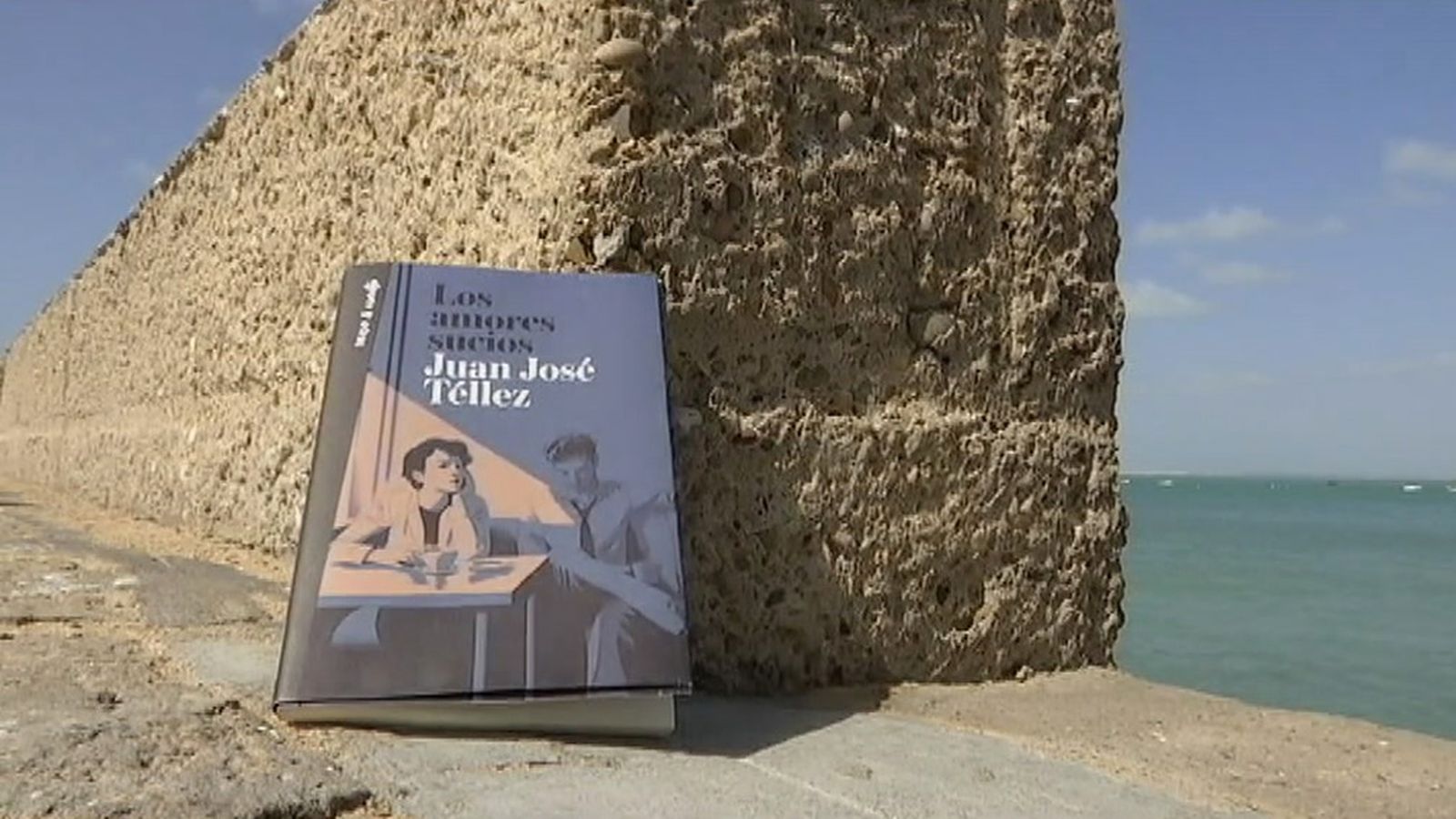 Juan José Téllez vuelve a la poesía con Los amores sucios