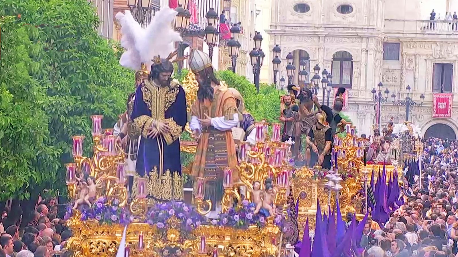 Espectacular Sábado de Gloria en Sevilla con el Santo Entierro Magno