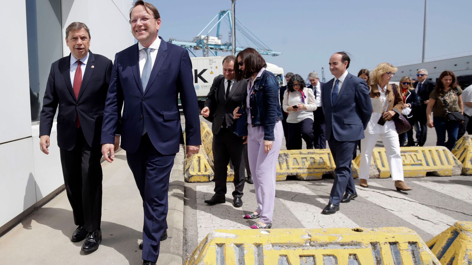 Luis Planas y el comisario de Salud en el Puerto de Algeciras