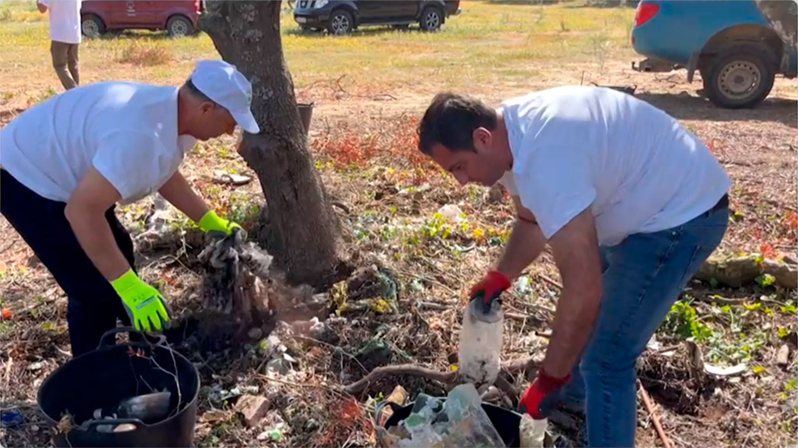 Los cazadores de Barbate retoman la campaña de limpieza del parque natural de La Breña