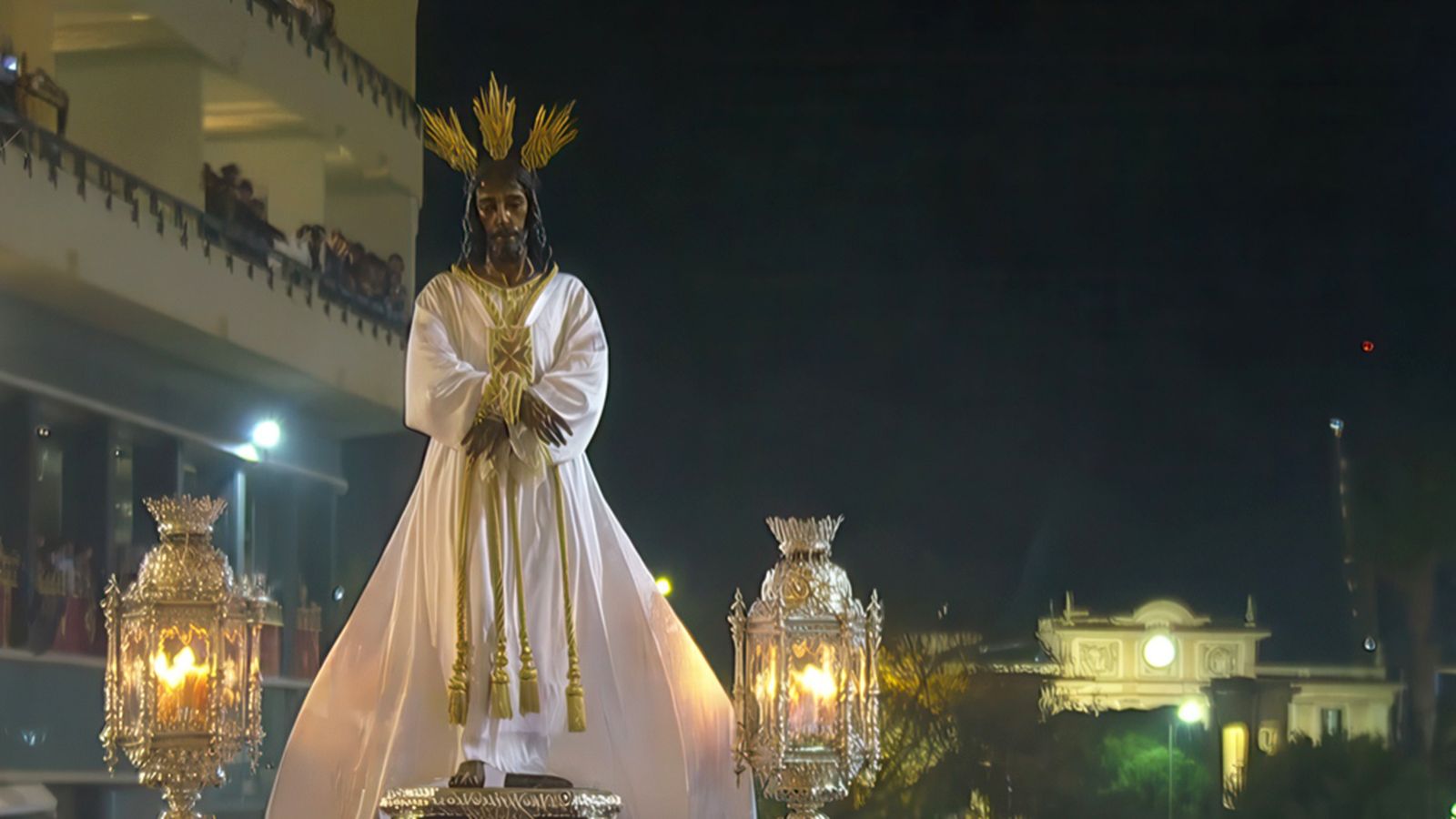 El Señor de Málaga impresiona a su paso con su túnica blanca