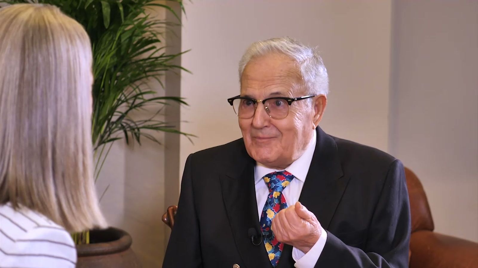 Justo Salao, el 'Rey de las batas de cola' con volantes que bailan solos