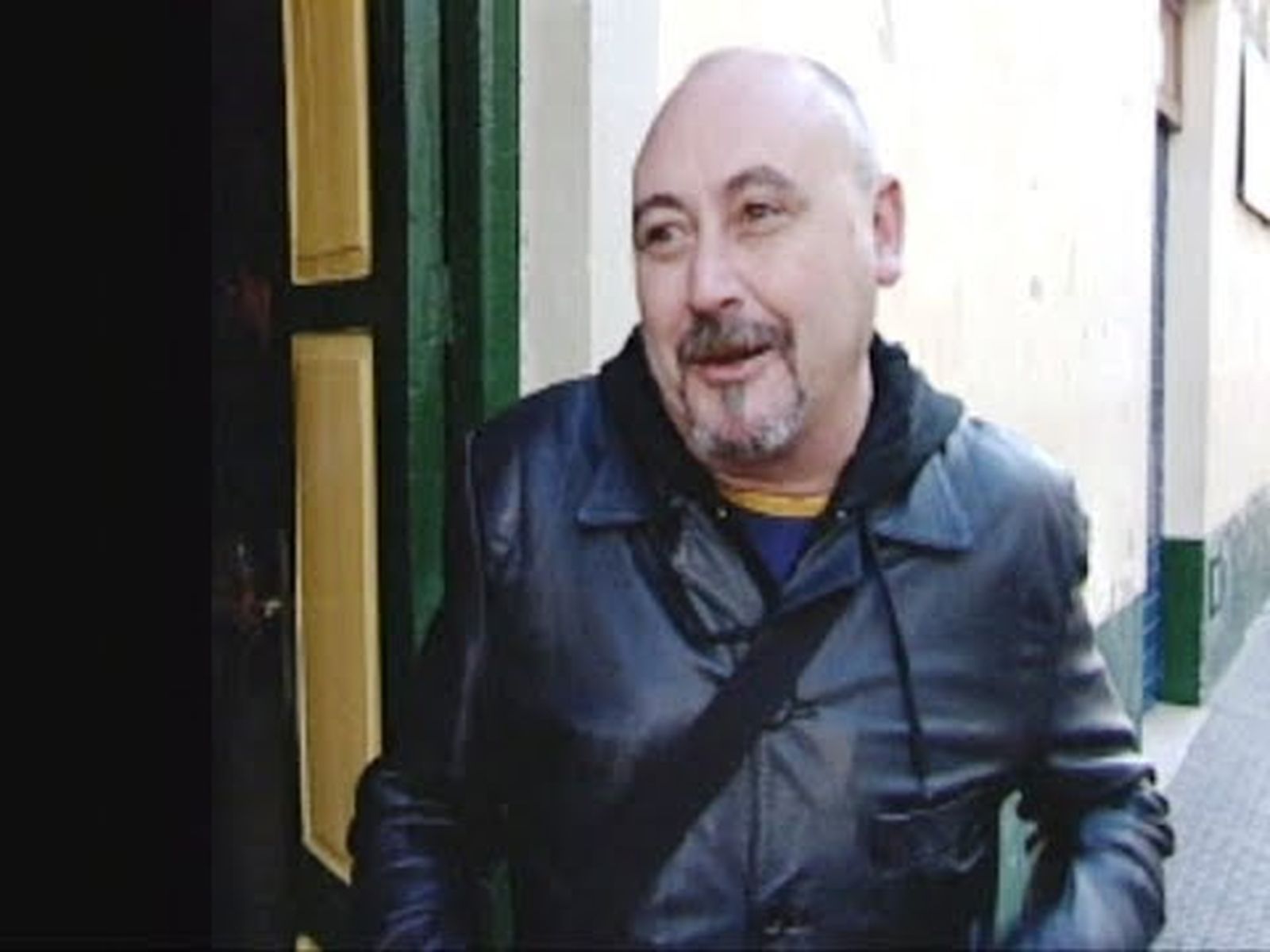 Manolo Santander en el barrio de la Viña entrevistado por Roberto Leal (2005)