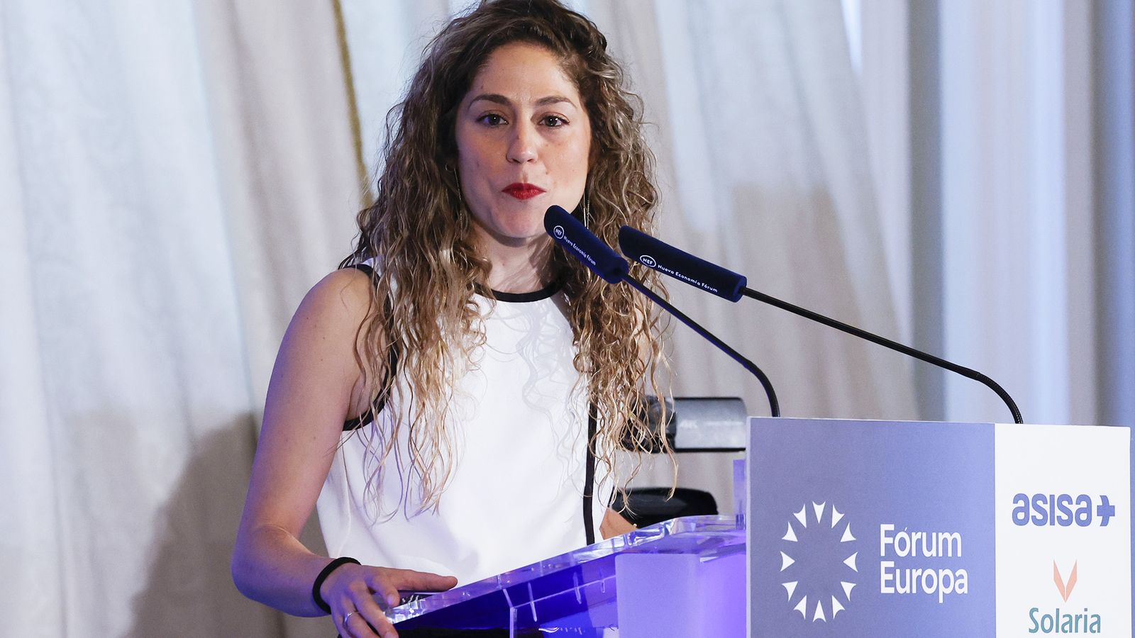 Lara Hernández dimite