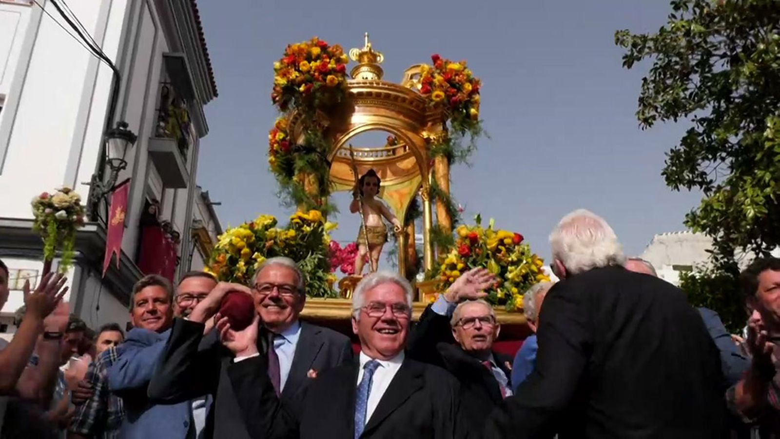 Veteranos llevan el paso de la Virgen