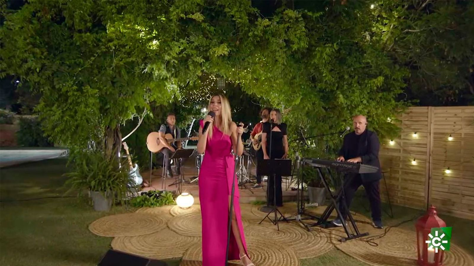 Natalia nos canta 'Cien x cien'