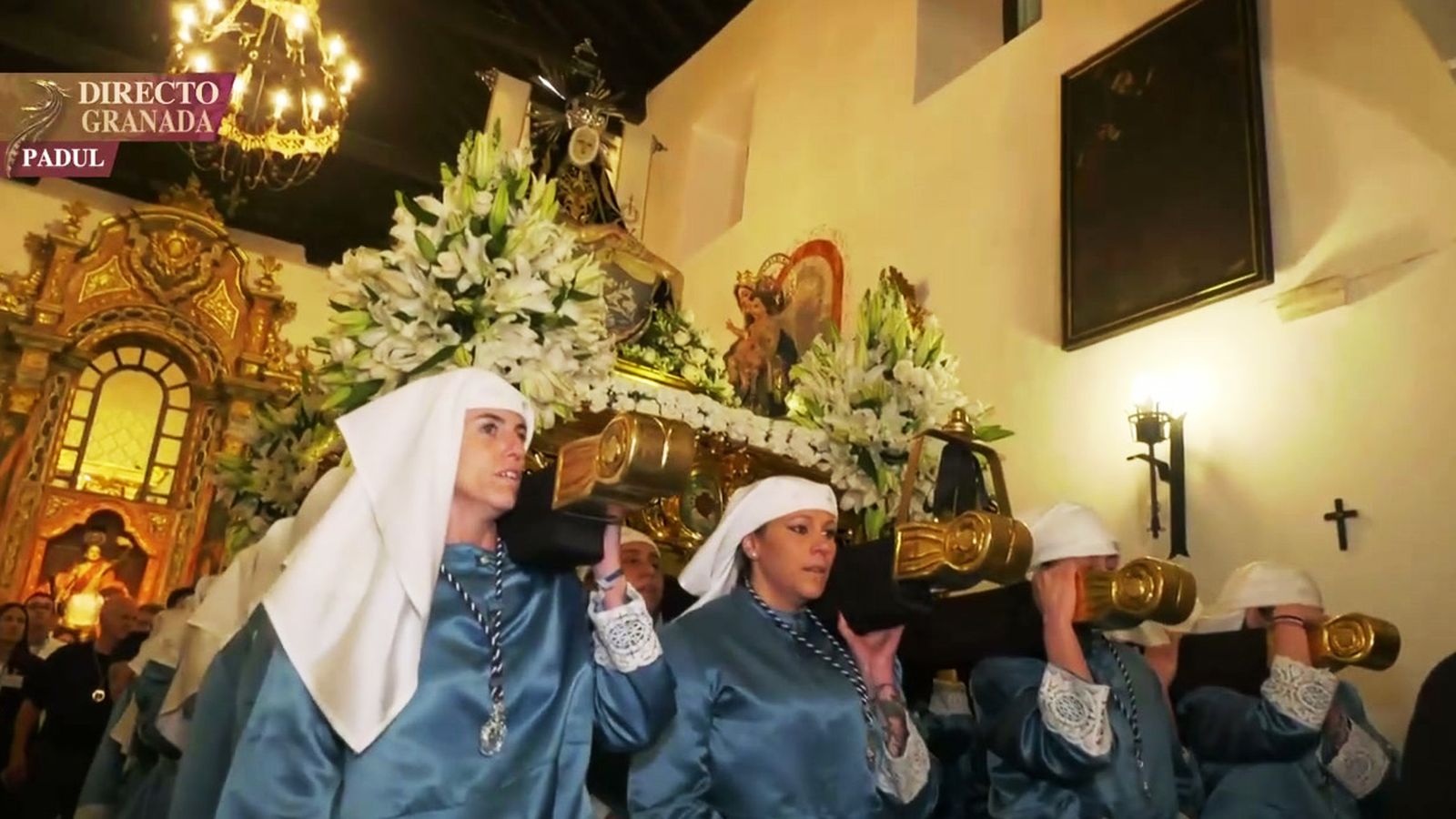 Las mujeres de trono portan a la Virgen de las Angustias por las calles de Padul