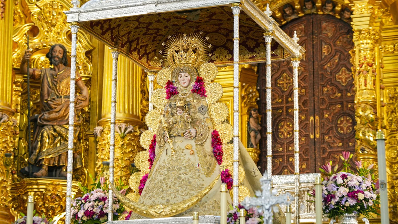 La Virgen del Rocío ya está en sus andas para la Romería de Pentecostés