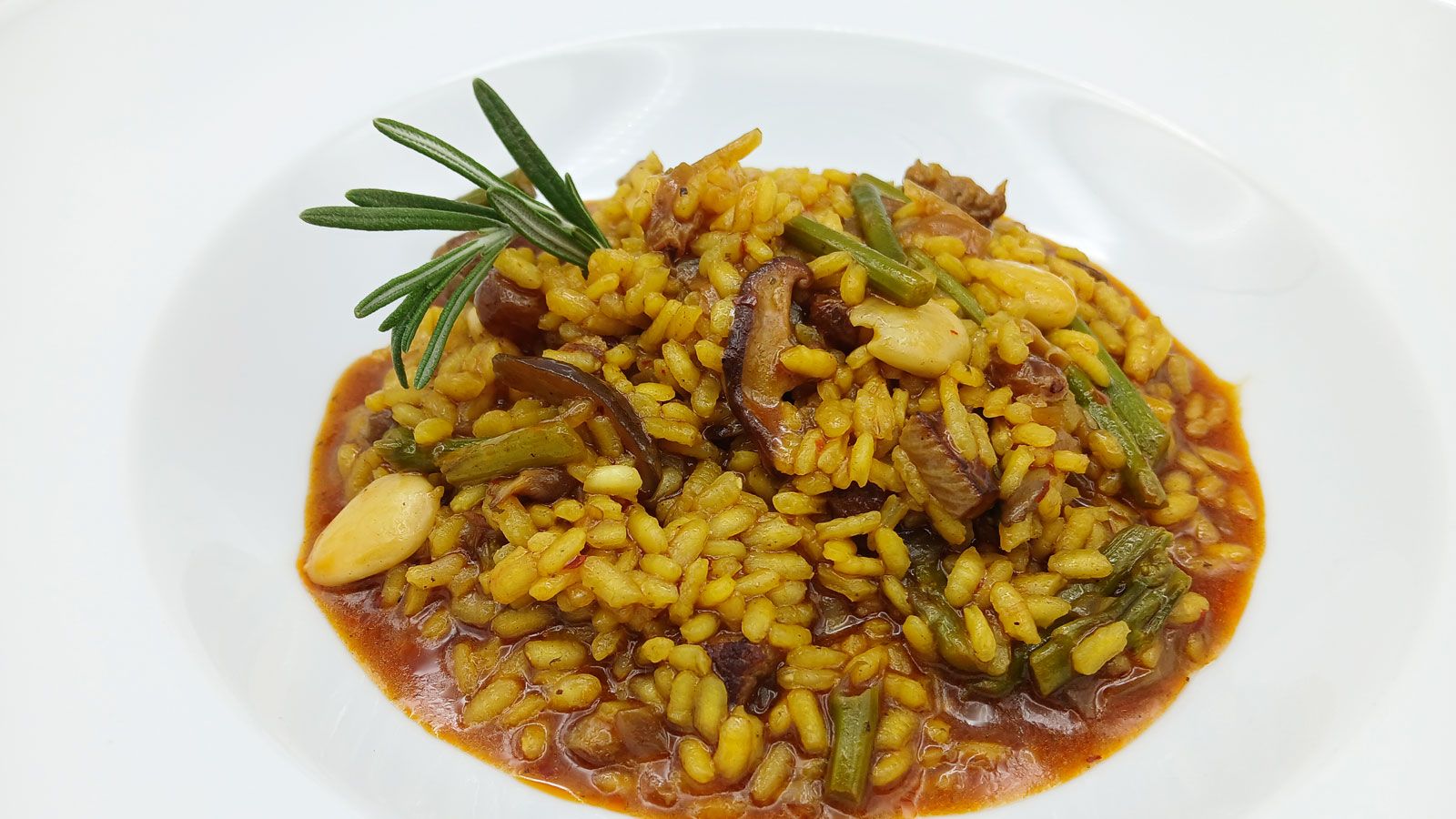 "Cómetelo": Arroz meloso de cordero con setas y almendras
