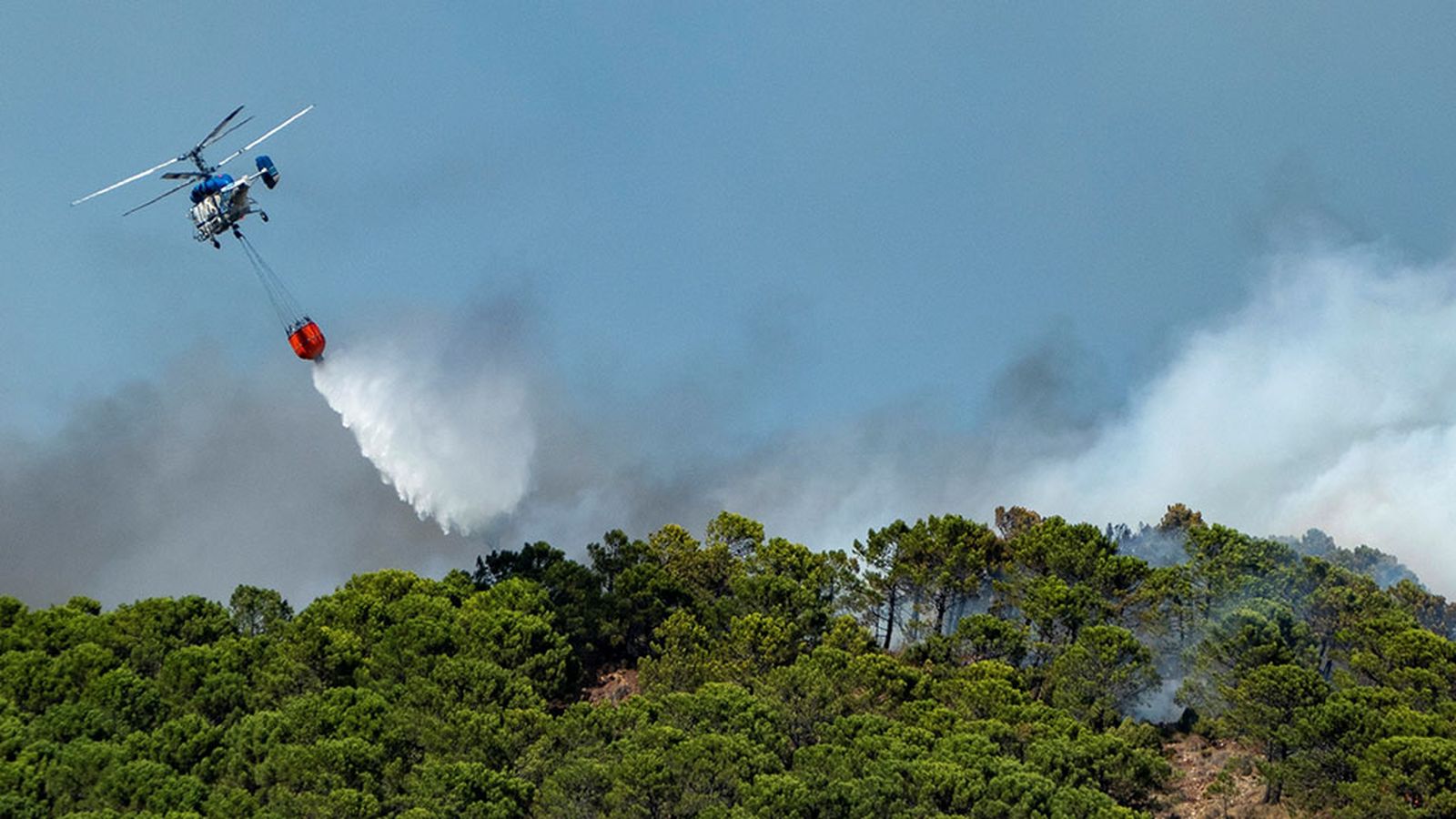 Helicóptero en un incendio en Sierra Bermeja