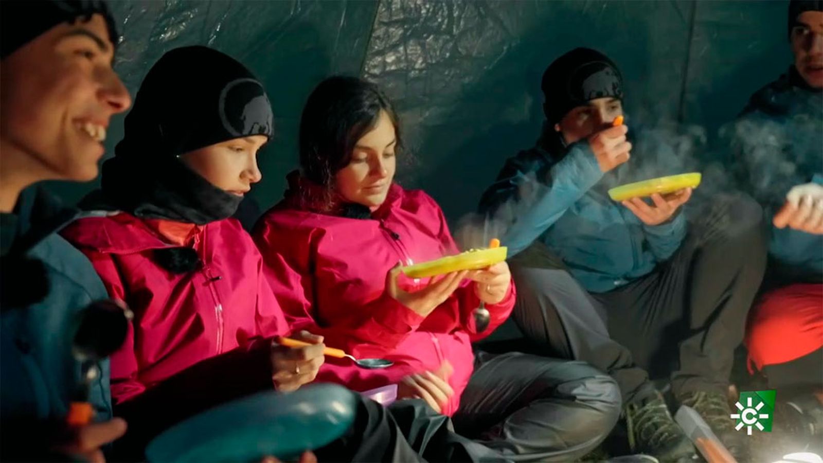 Los jóvenes aventureros disfrutan de lo lindo a la hora de la cena